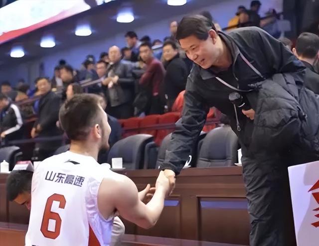 逼姚明退役，毁了王治郅，他是如何让中国篮球倒退了20年的？