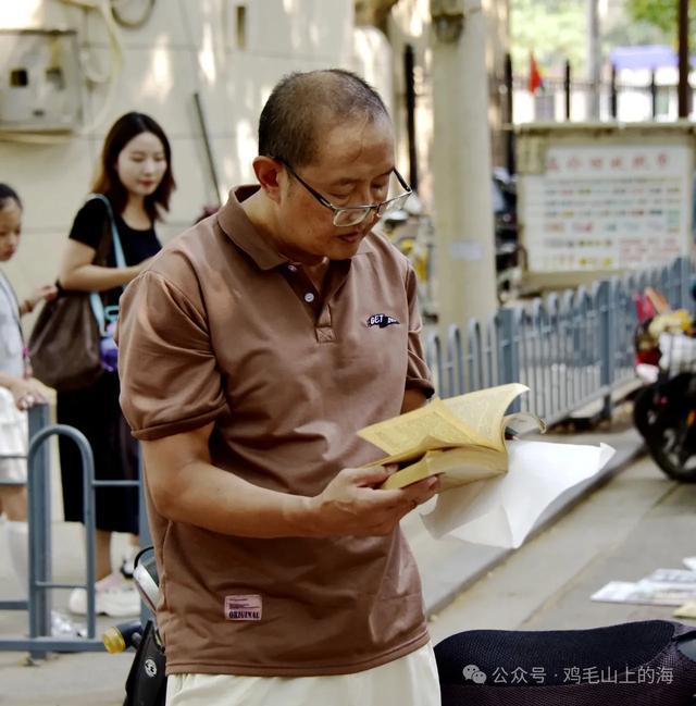邯郸展后街旧书摊掠影