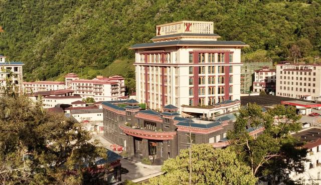 紫韵启幕墨脱新章 高原孤岛绽华光 边城首座五星级地标酒店盛大开业