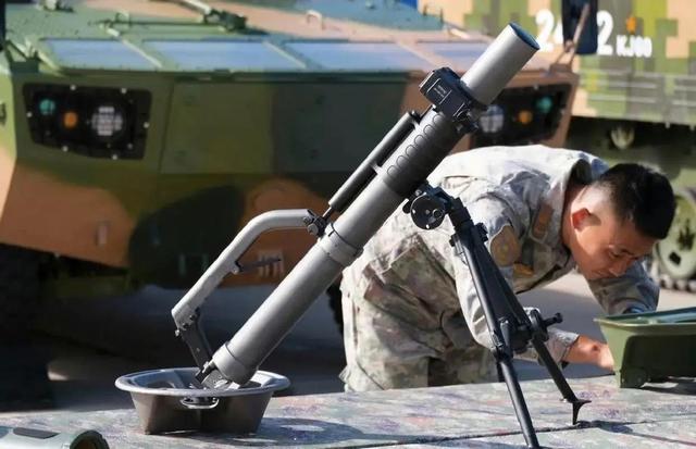 解放军新型钛合金小钢炮：2公里“吊打”狙击手，女生也能拎着跑