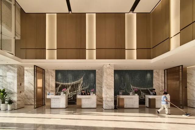 厦门这家新开业的万怡，泳池堪比W！就在五缘湾对面，海景绝了