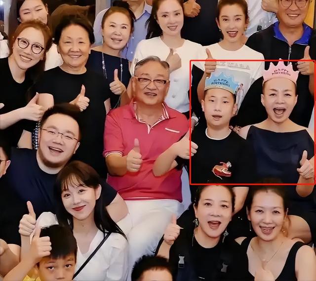 晚节不保？曝56岁林永健摸宋祖儿手还拍大腿，网友：难怪她能复出