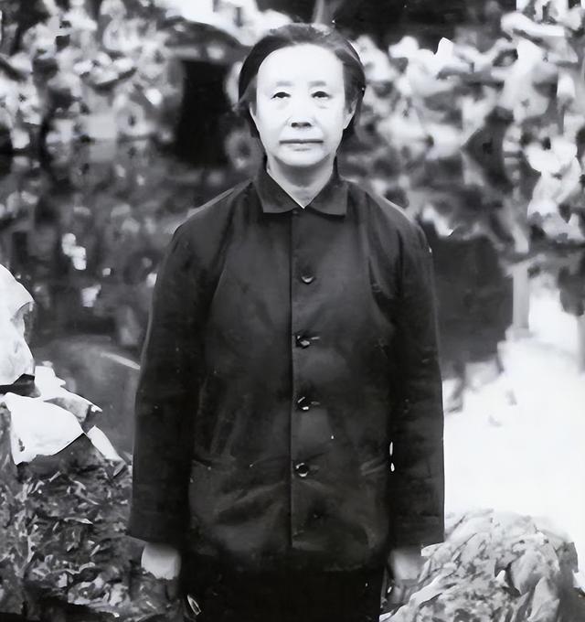 1955年，毛主席看到枪决名单后，拍案大怒：她可是咱全党的恩人！