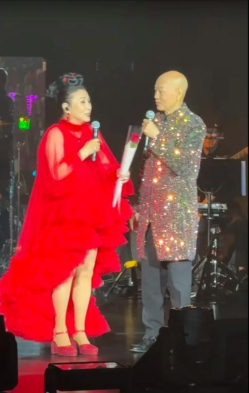 77岁还能压轴上央视春晚，无儿无女拼命赚钱，却有人给她磕头拜年