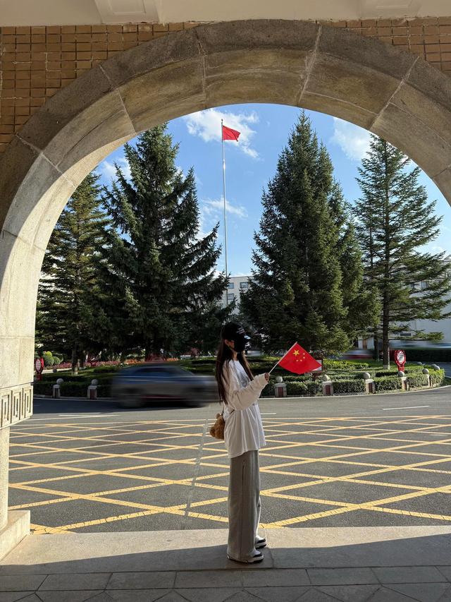 杨幂去延吉旅行，她站在玉米地里拍照，她还去了抗日博物馆！