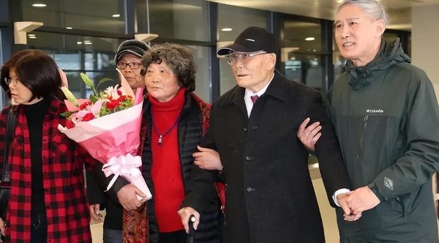 92岁台湾老兵回重庆寻亲，下飞机后却怒斥子女：这不还是台北