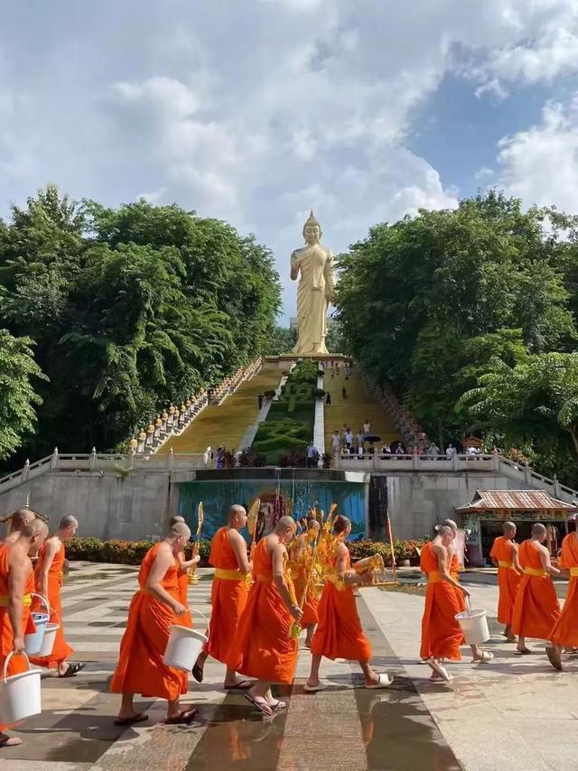 为啥欧美著名教堂大多不收费，国内寺庙普遍收费，原因其实很简单