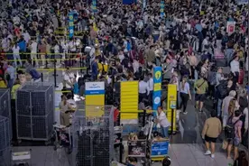 见证历史! 大批航班取消 全球机场瘫痪 华人亲历: 被困温哥华机场图片