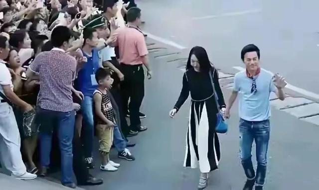 51岁的何炅,牵手54岁的杨钰莹,年过半百的俩人,画面温馨!