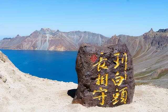 此生必爬的十大名山：从人间仙境到极限挑战，你敢来征服吗？