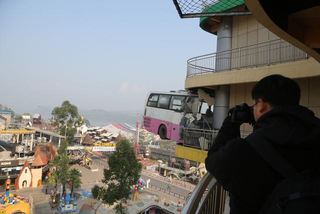 魔幻重庆再升级！美心红酒小镇复刻“8楼停车”，变身8D新地标