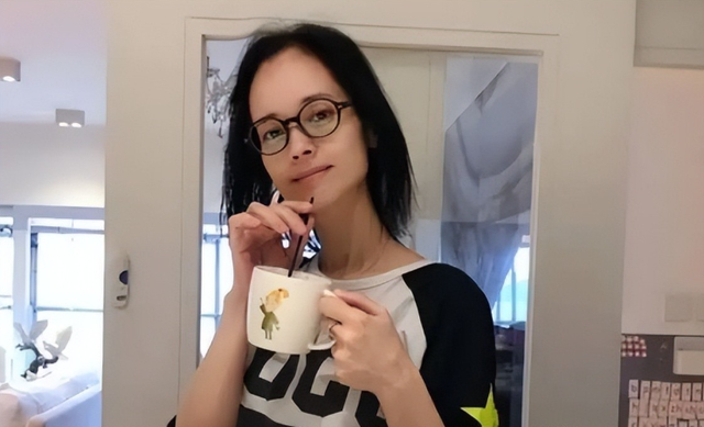 认干爹，拍风月片，被导演霸王硬上弓，没想到如今53岁下场唏嘘
