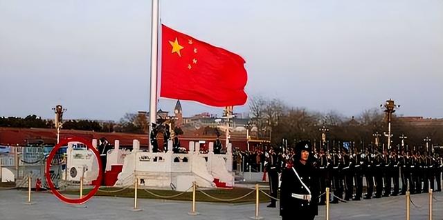 天安门旗台下为啥要装一台空调？明明哨兵都享受不到，看完才明白