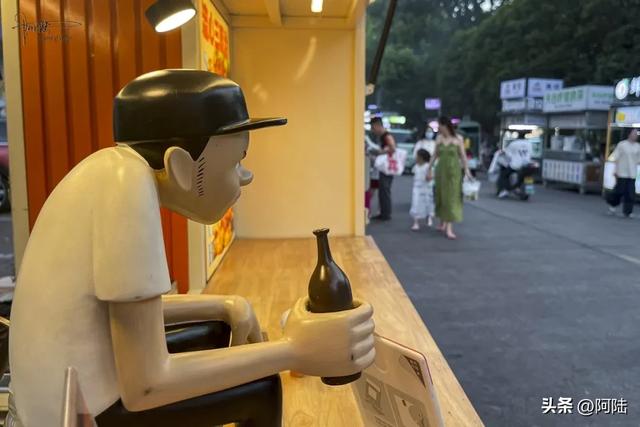 每当夜幕降临，一半天台人好像都在新城广场，这里的夜市太热闹了