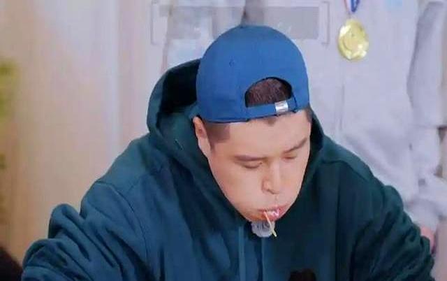 李纯婚后放纵开始还债了	，健身累到大腿颤抖，带上北京爷们一起练