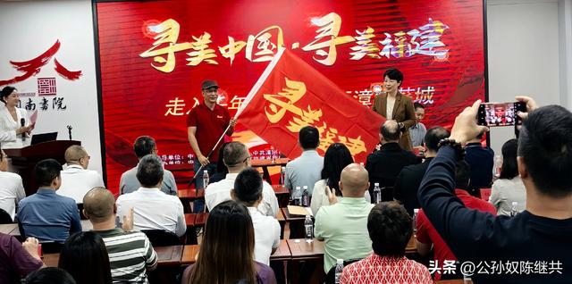 福建土楼此为珍，日昇楼内堪叹神：大埕水波盛，观光免走山路深！