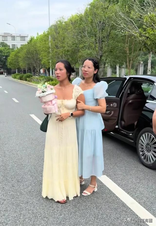 寻亲女孩懂得感恩，回比利时前，看望短暂收养家庭，送外甥滑板车