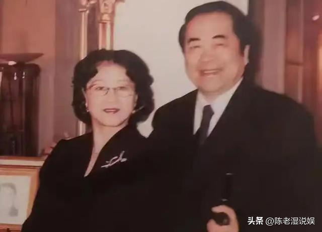 与女儿断绝关系不到3天，范曾担心的事发生了，小50岁娇妻受牵连