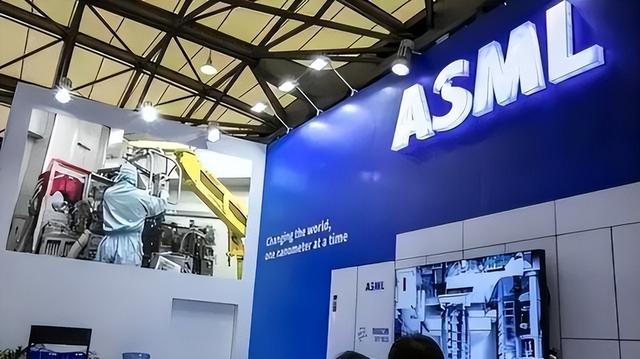 中光刻机技术是“偷”来的？荷兰ASML傻了，外媒：或有灭顶之灾！