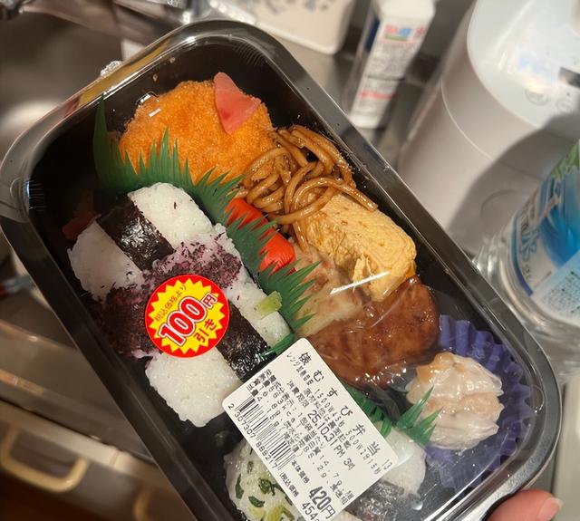 70岁送外卖的日本老人，不敢退休为活下去	，繁华东京背后有多残酷