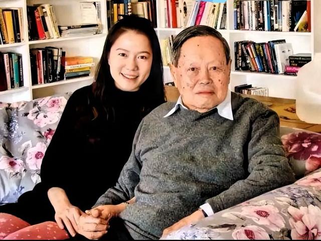 翁帆与杨振宁大儿子合照曝光，文质彬彬气质儒雅，比继母大20多岁