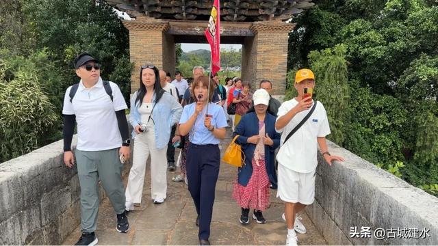 建水双层巴士暑期火爆 古城旅游再添新亮点