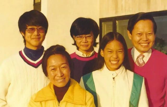 知情人曝杨振宁离世前状况，摔跤或是罪魁祸首，翁帆疑似早有察觉