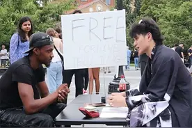 中国小哥在美国街头摆摊算卦，靠精准的技术，让在场老外瞬间破防图片