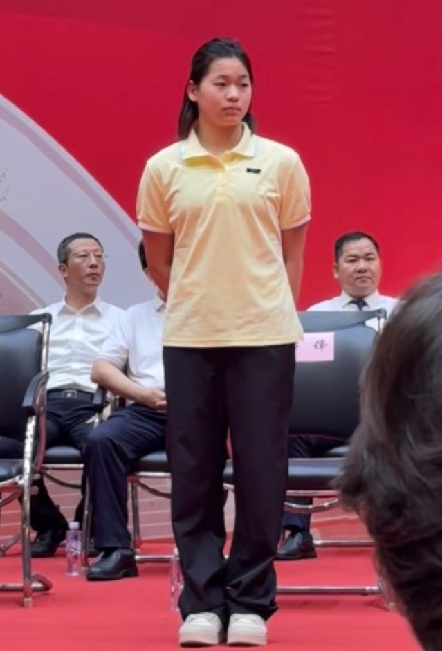 陈若琳问全红婵：大学一个月生活费多少？全红婵的回复显情商