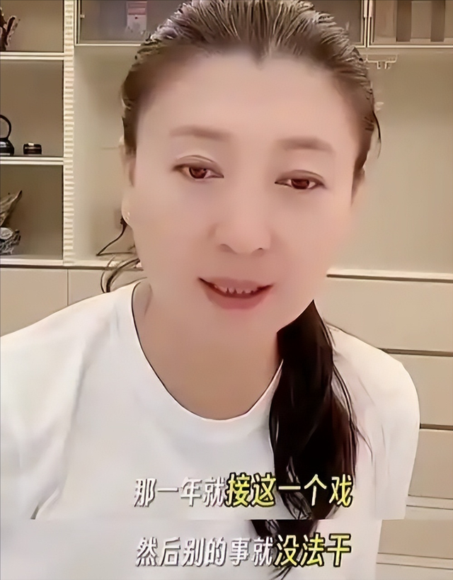 道歉不到24小时	，闫学晶再迎三大噩耗，她儿子可能30万都赚不到了