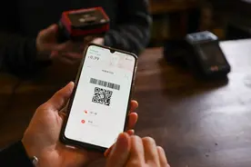 手机绑定了银行卡，记得设置一下，不然卡里的钱怎么没的都不知道图片