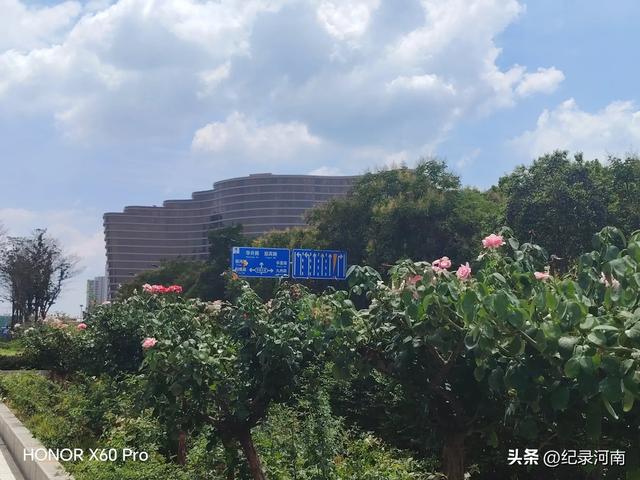 信华建国酒店和新城吾悦广场，如同商丘市中心城区的两颗璀璨明星