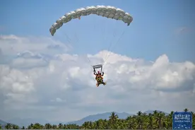 海南：低空旅游搅热假期图片