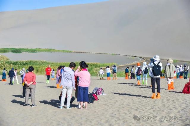 中国八方旅游联合体首趟青甘旅游大型专列抵达敦煌