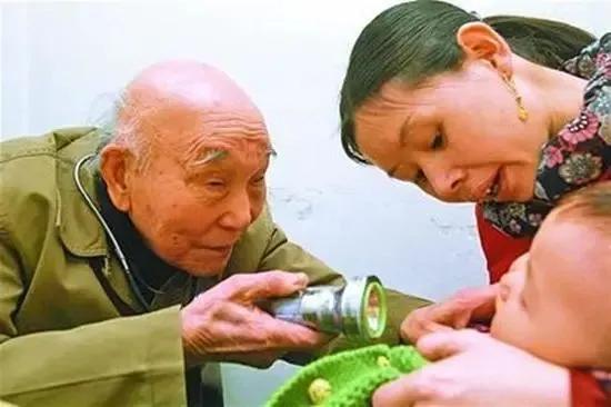 山东103岁医生免费给人看病，临终前告诉妻子：其实我是一名日军