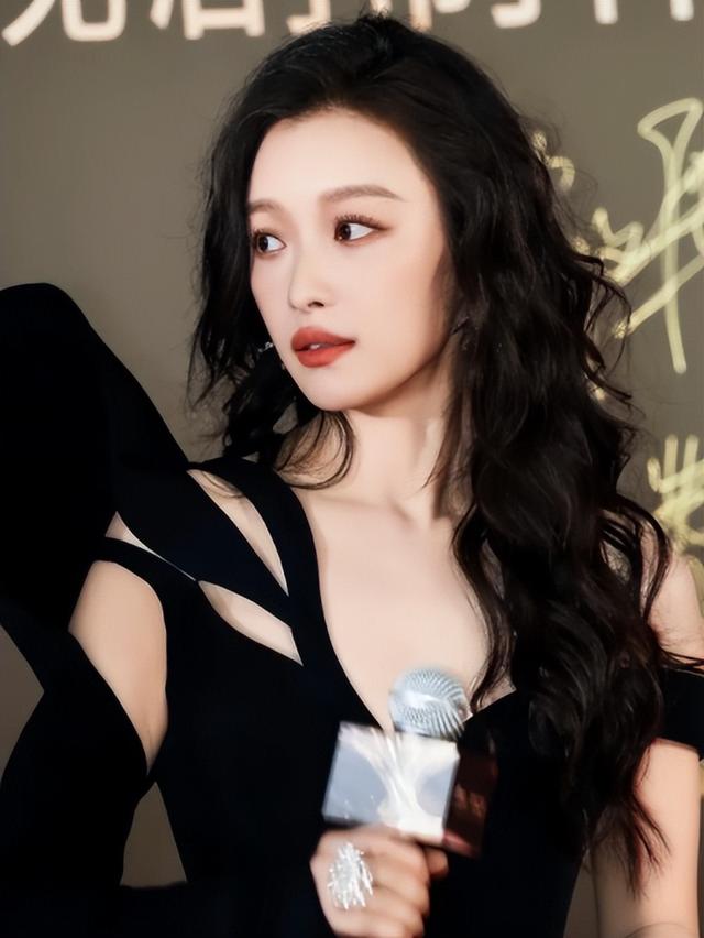 37岁倪妮晒照过圣诞，一细节暴露真实现状，难怪当初看不上冯绍峰