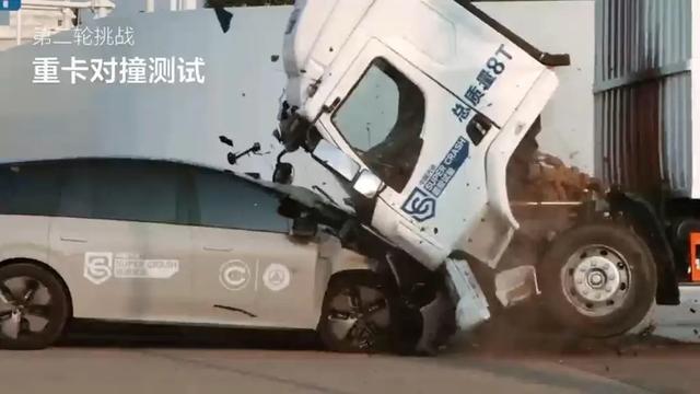 乘龙卡车再发海报：龙的脊梁无惧挑战