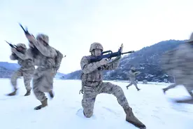 与雪共“武”！直击“东风小哥”雪地练兵的超燃瞬间图片