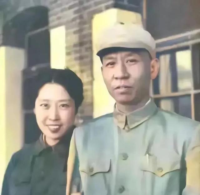 刘少奇的夫人王光美有多美？1940年在大学留影，那年19岁气质非凡