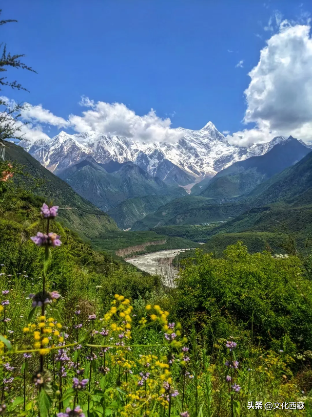 对不起，这看日照金山、流星、沙漠和雪山同框的宝藏地，我写晚了！