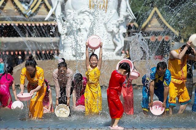 滚出中国！云南泼水节炸出一群“男流氓”，当众扒衣喷私处太龌龊