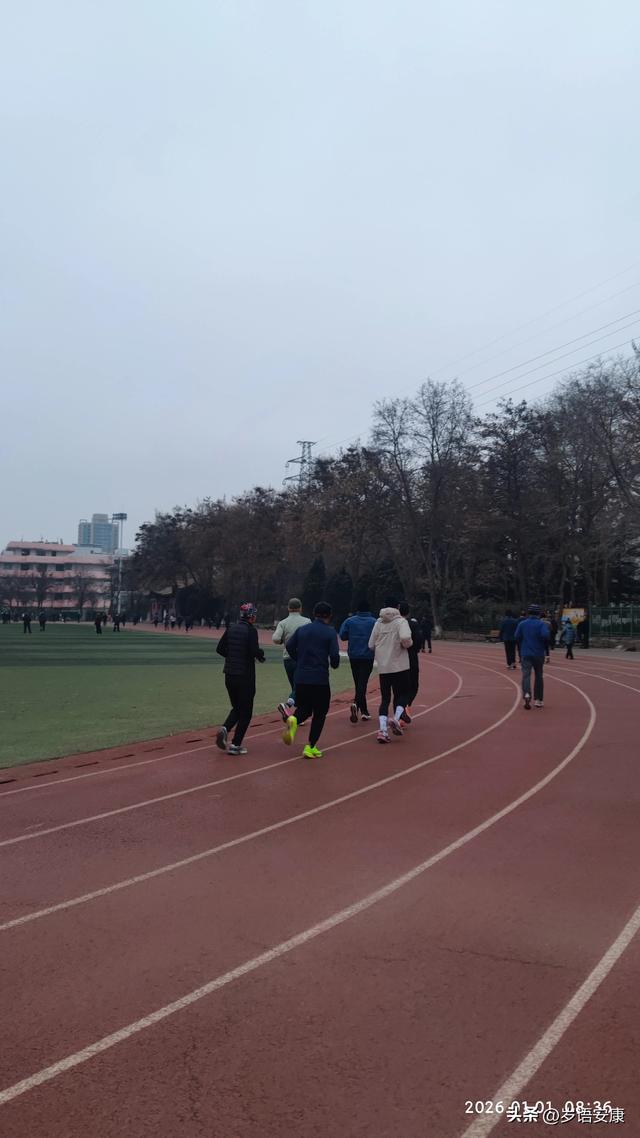 零下7℃晨跑！公园跑道挤满人，从学生到70岁大爷越跑越暖不遭罪