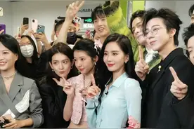 刘诗诗一扫楼就变样！牛仔裤配“大花毛衣”惊艳全场，美得像换脸图片