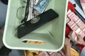 福建两男子拖大型行李箱装400万现金坐动车，警方成功拦截，查后发现是“老赖”找人帮忙转移财产图片