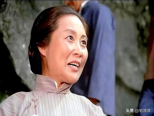 那年我和村花去河边摸鱼！她裙子突然滑落，她红着脸让我对她负责