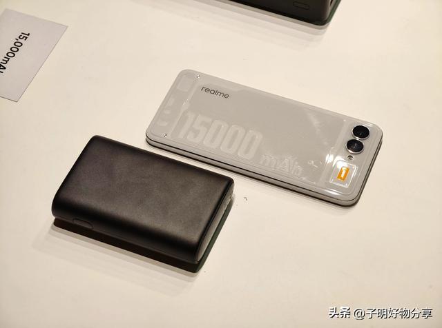 真我全球首发15000mAh概念手机：充一次电可用五天，厚度仅8.89mm