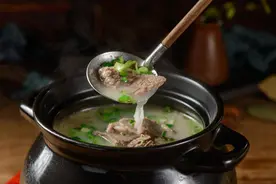 它是羊膻味“克星”，炖羊肉汤时放1克，羊汤鲜美浓郁，不腥不膻图片