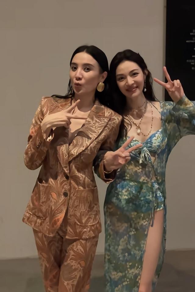 钟楚曦晒巴黎逛街照片，与宋佳同行，搞怪又可爱，友谊令人羡慕