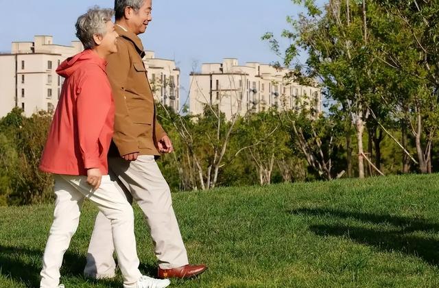 走路或许影响寿命！再次提醒：过了55岁，走路“四不要”要记牢