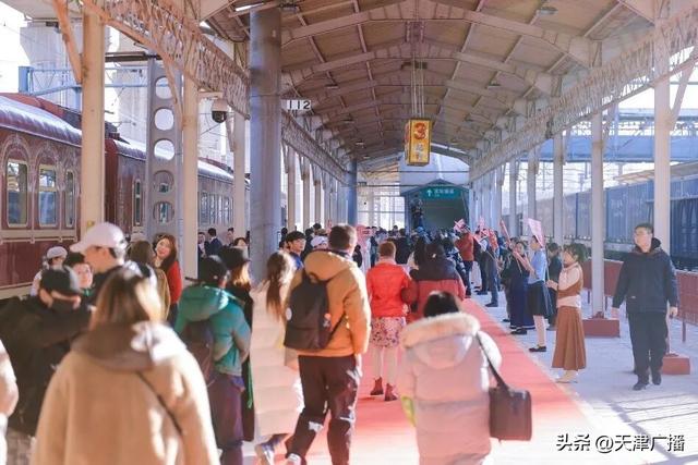 刷爆朋友圈！天津这趟列车太会了！